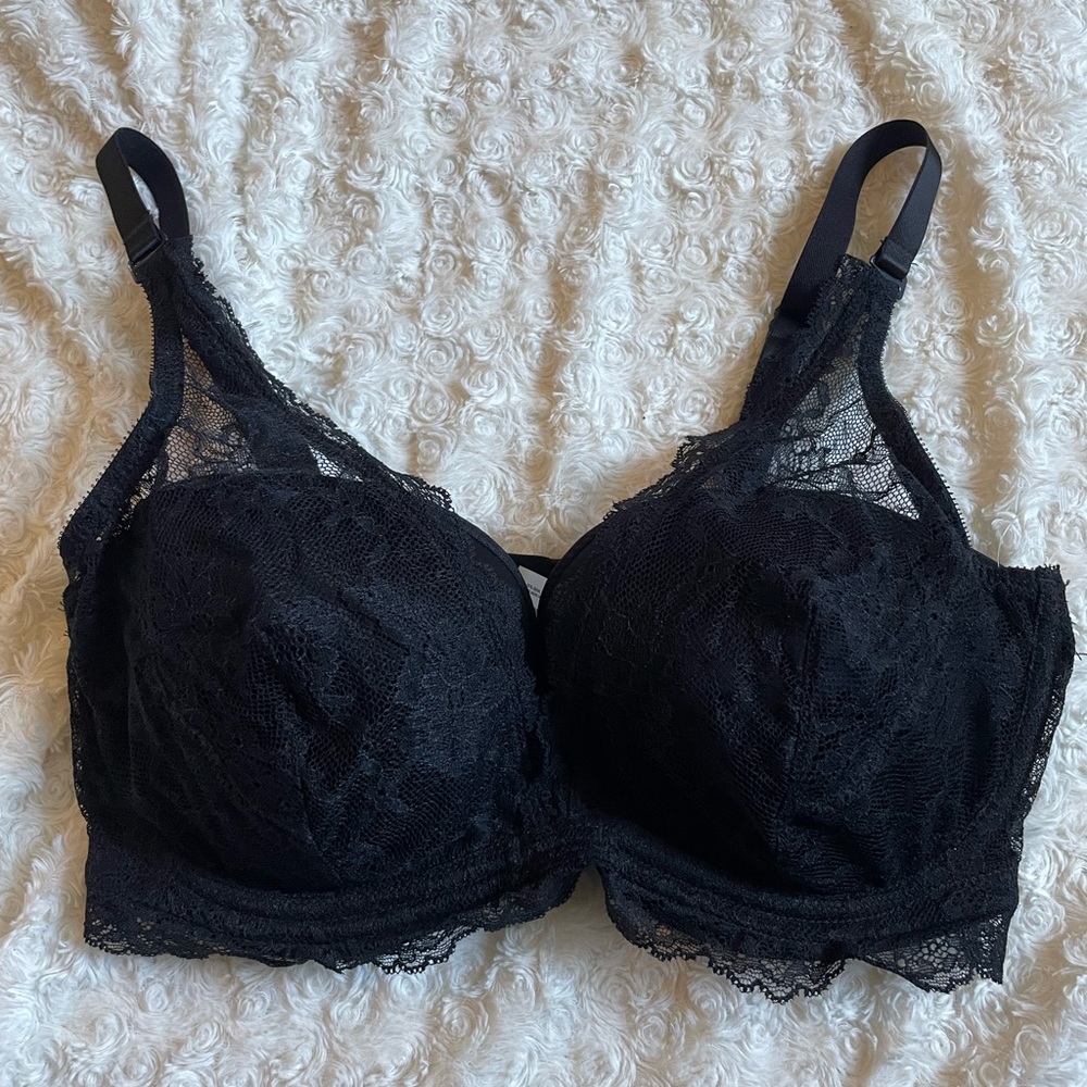 Strapless bra with removable lace